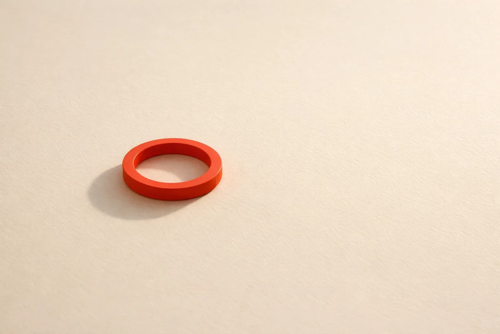 Ein roter Ring auf cremefarbenem Papier, das Markenzeichen von No Other Agency